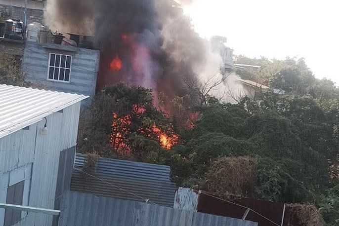Incendio alarma a vecinos de Santa Rosa Panzacola, en Oaxaca capital; Bomberos controlan el siniestro Incendio alarma a vecinos de Santa Rosa Panzacola, en Oaxaca capital; Bomberos controlan el siniestro