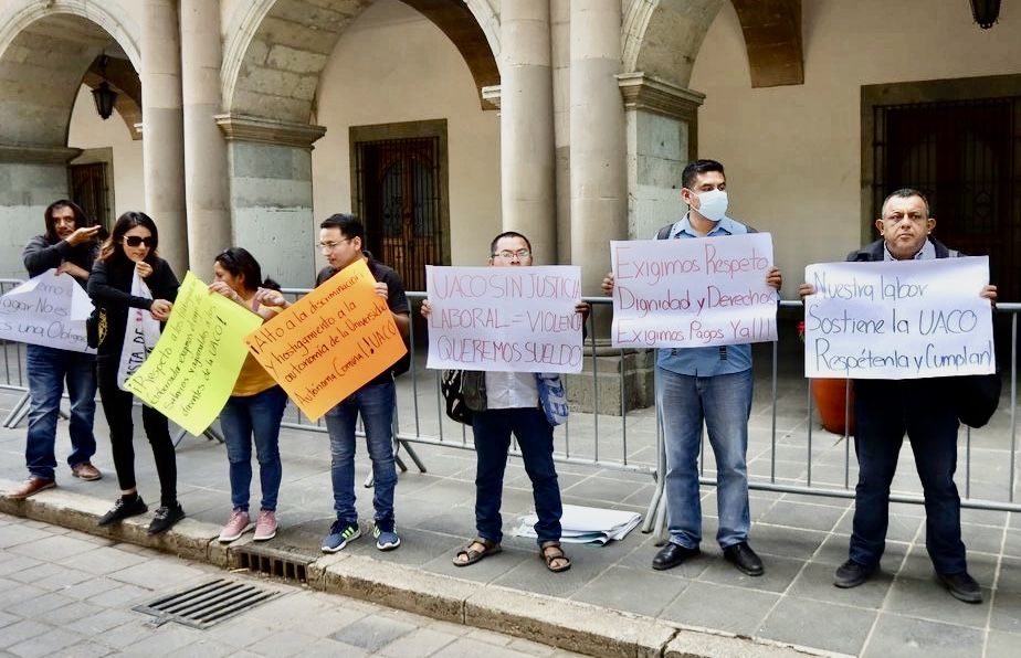Protestan trabajadores de la UACO por salarios y aguinaldo adeudados; acusan omisión de Finanzas estatales Protestan trabajadores de la UACO por salarios y aguinaldo adeudados; acusan omisión de Finanzas estatales