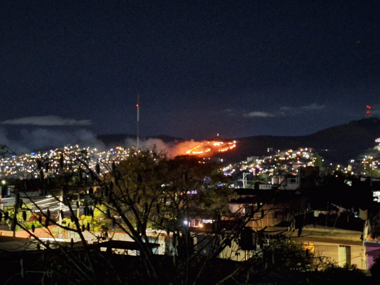 Incendio provocado por pirotecnia arrasa vegetación en el Cerro del Crestón de Oaxaca capital durante la madrugada