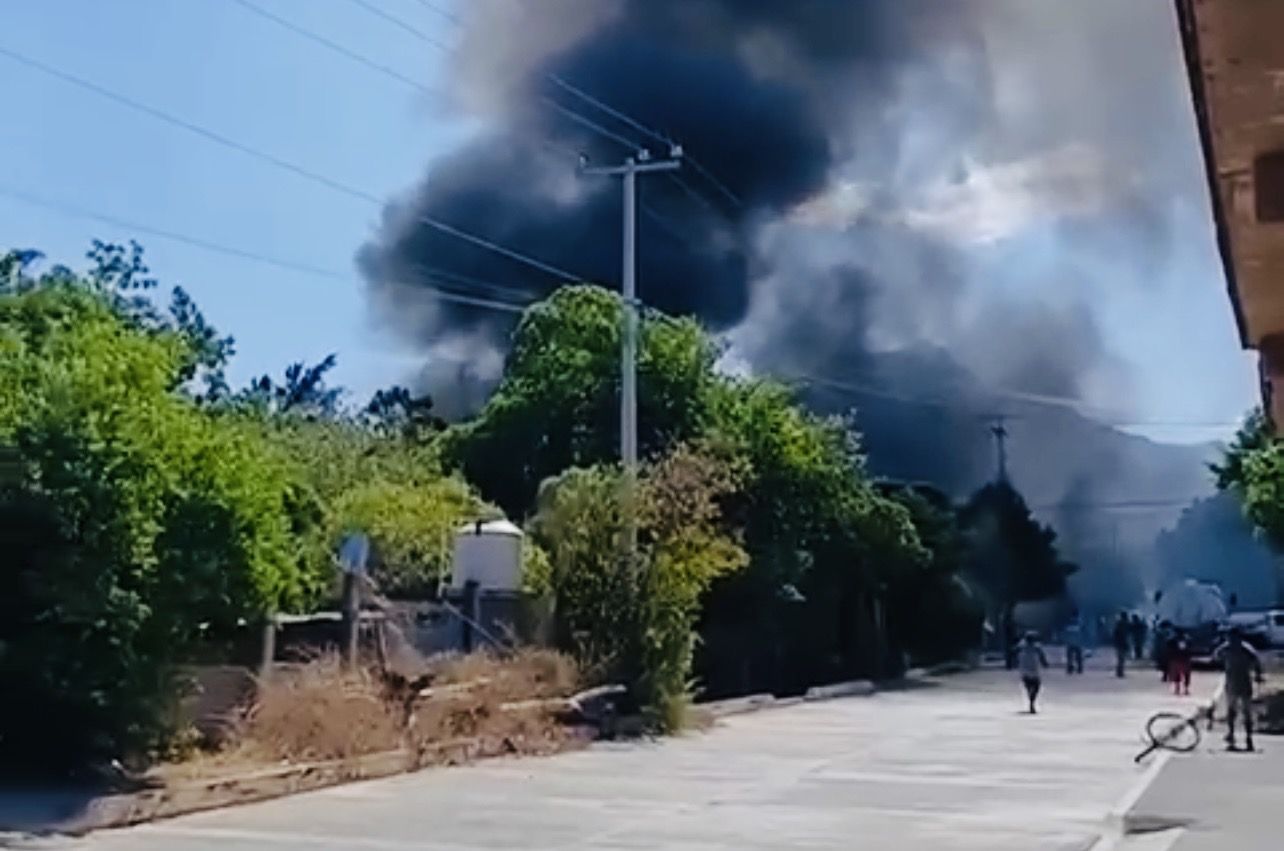 Explosión por pirotecnia desata incendio sin control en Jalapa del Marqués, #Oaxaca, y expone omisiones municipales graves Explosión por pirotecnia desata incendio sin control en Jalapa del Marqués, #Oaxaca, y expone omisiones municipales graves