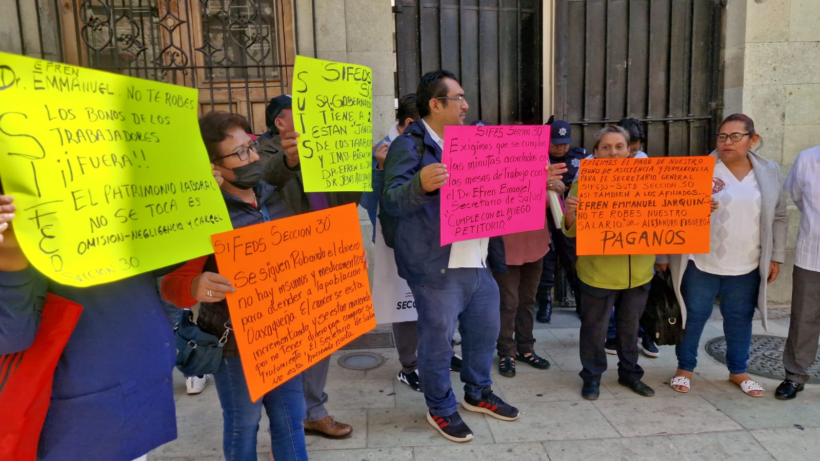 Trabajadores de sindicatos independientes de salud exigen en Oaxaca pago de bono anual retenido por autoridades