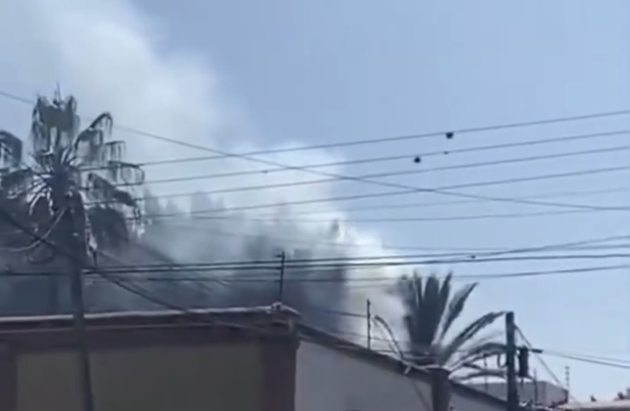 Explosión de tanque de gas alarma a Santa Rosa Panzacola; las llamas alcanzaron a una palmera cercana