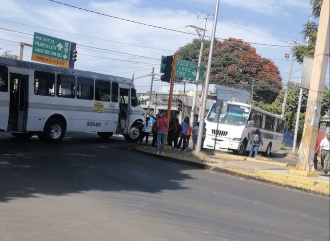 Habitantes de Santa Cruz Amilpas bloquean vialidad por fallas prolongadas en el suministro de agua potable