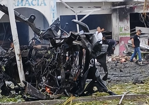 Narcoterrorismo: explosión de coche bomba en Coahuayana, Michoacán; matan a dos policías y a un civil