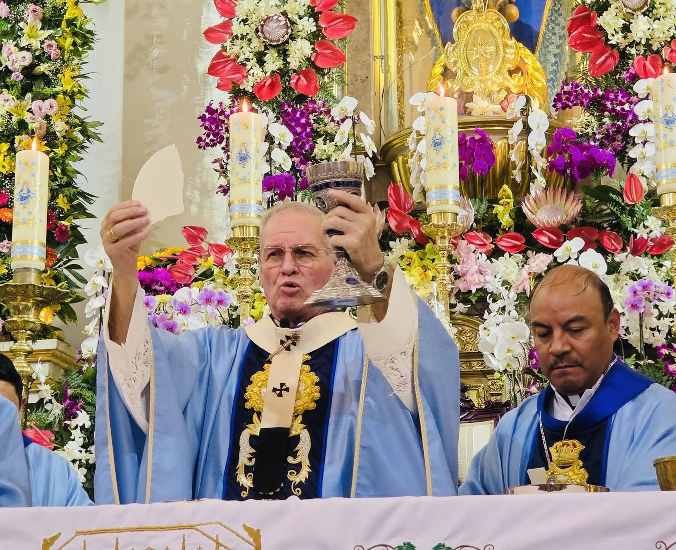 Decenas de miles de peregrinos desbordan calles y templo de Santa Catarina Juquila en fervor masivo por el Día de la Virgen