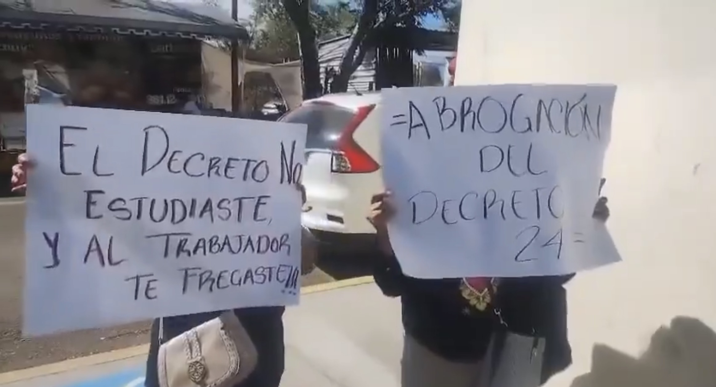 Burócratas protestan en Congreso de #Oaxaca; exigen abrogación inmediata del Decreto 24 y respeto a derechos laborales