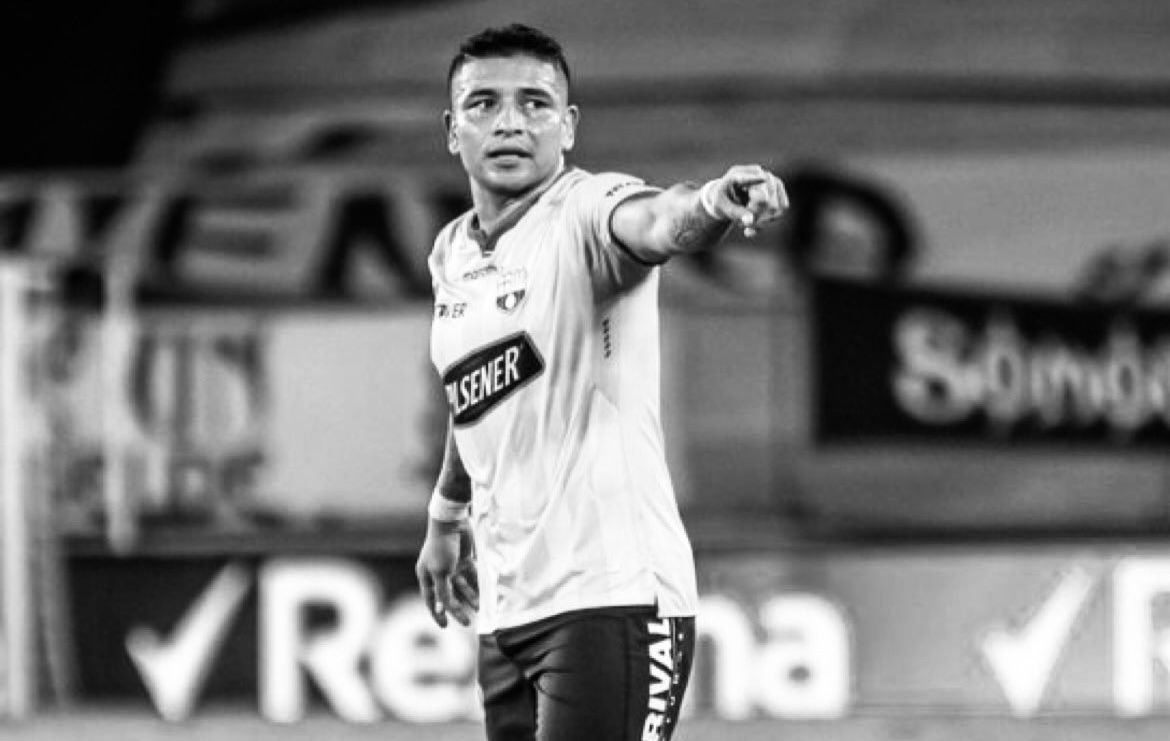 Sicarios en motocicleta asesinan a tiros a Mario Pineida, jugador de Barcelona SC; muere su esposa; su madre, herida Sicarios en motocicleta asesinan a tiros a Mario Pineida, jugador de Barcelona SC; muere su esposa; su madre, herida