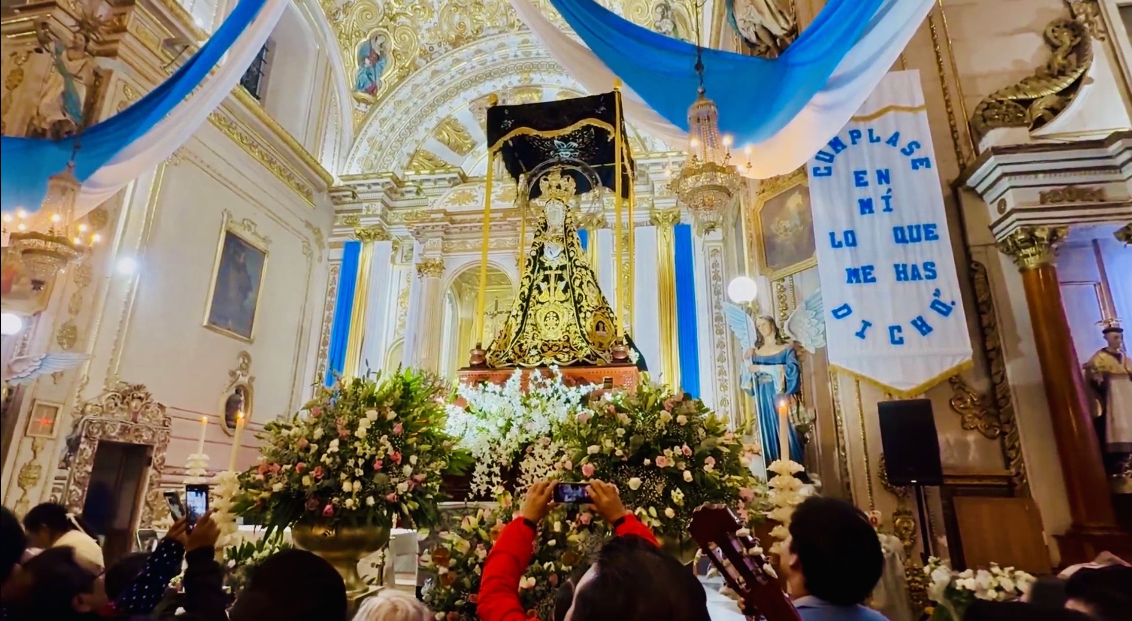 Miles de feligreses arriban al templo de la Soledad en la Capital para venerar a la Virgen patrona de #Oaxaca Miles de feligreses arriban al templo de la Soledad en la Capital para venerar a la Virgen patrona de #Oaxaca