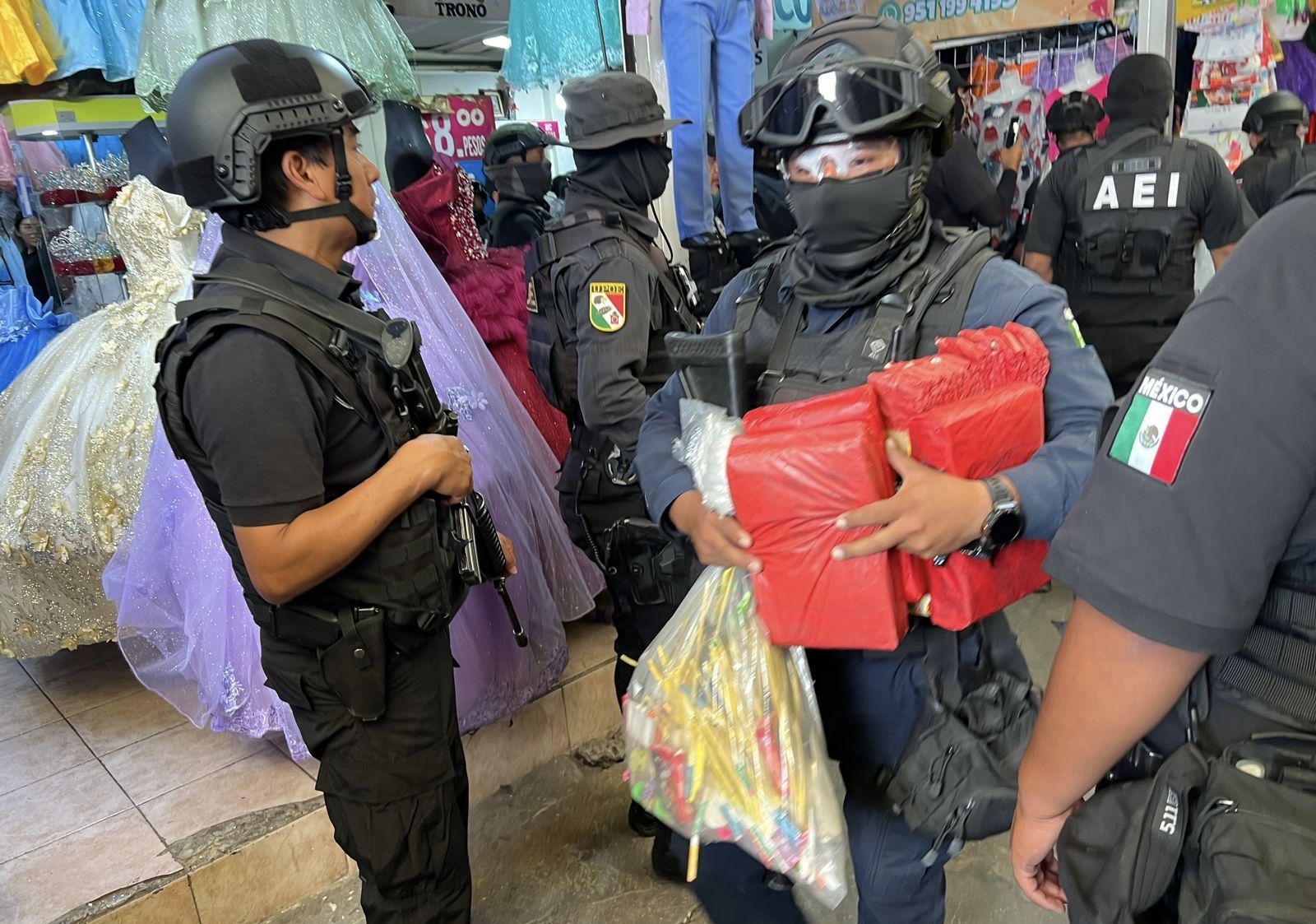 Policía Estatal, Ejército Mexicano y Fiscalía realizan operativo contra venta ilegal de fuegos pirotécnicos en Central de Abasto de #Oaxaca Policía Estatal, Ejército Mexicano y Fiscalía realizan operativo contra venta ilegal de fuegos pirotécnicos en Central de Abasto de #Oaxaca