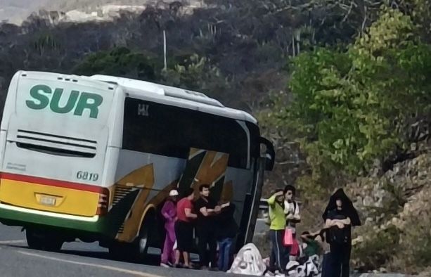 Otro autobús, ahora de la línea Sur, se queda averiado a mitad de ruta, sobre la carretera Oaxaca-Tehuantepec