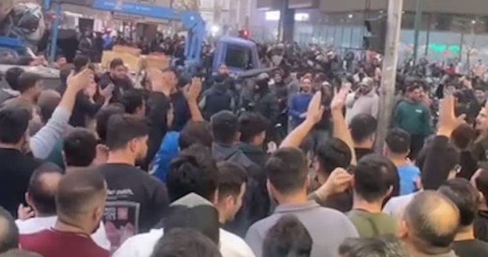 Protestas masivas sacuden Teherán por colapso del rial y renuncia del jefe del Banco Central