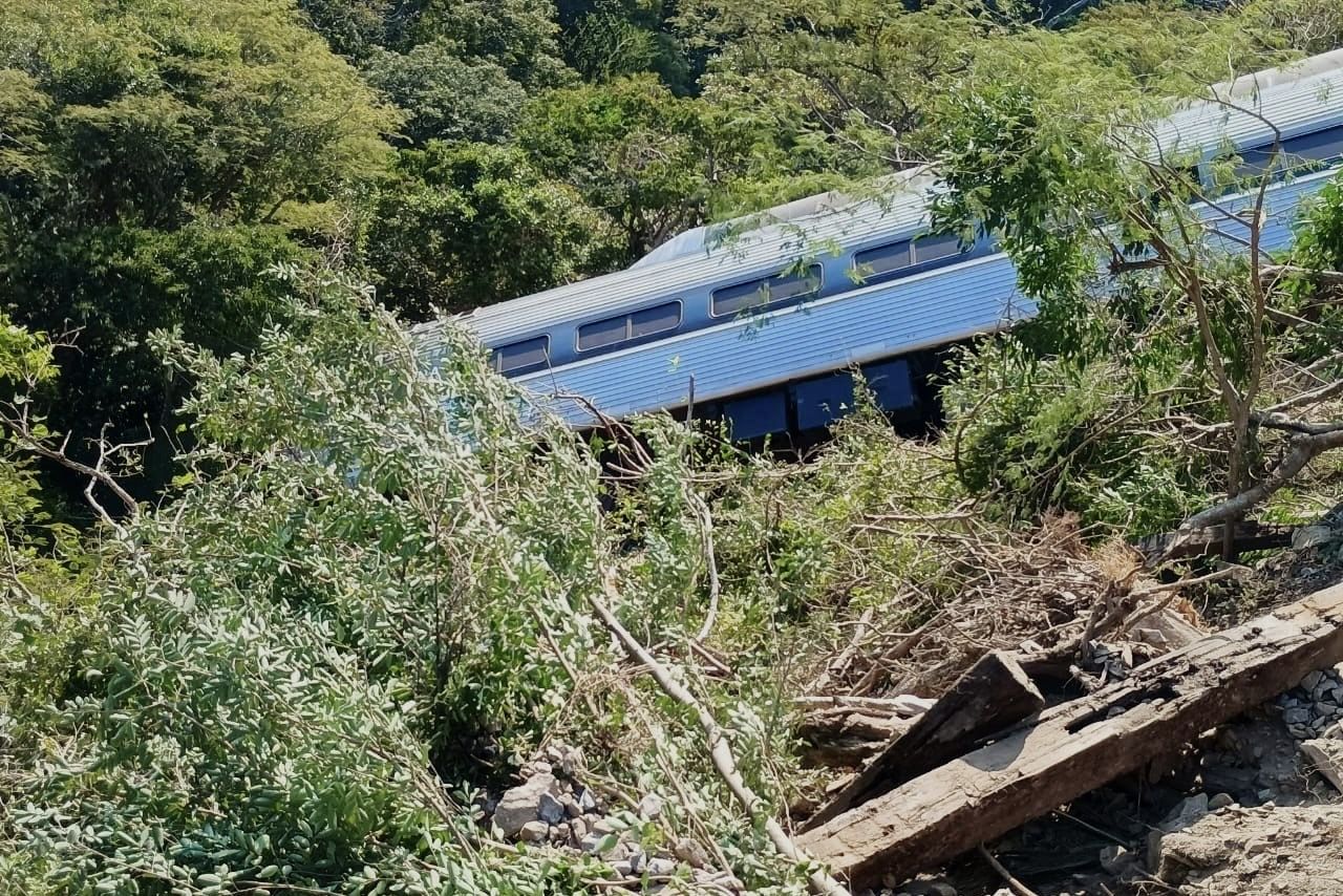 #Oaxaca: Descarrila vagón de tren entre Chívela y Nizanda, en el Istmo; reportan heridos, sin cifra oficial