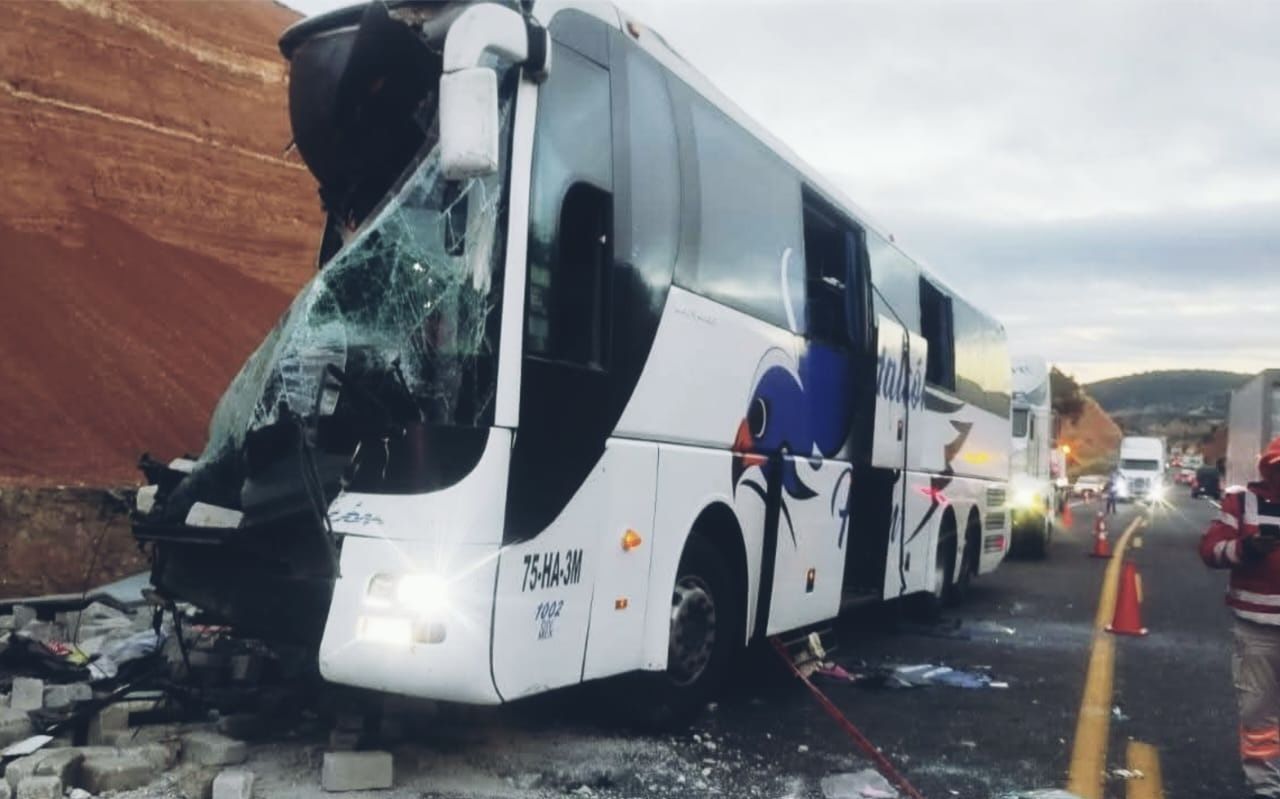 Trágico choque por alcance en supercarretera Oaxaca-Cuacnopalan deja un muerto y más de una decena de heridos