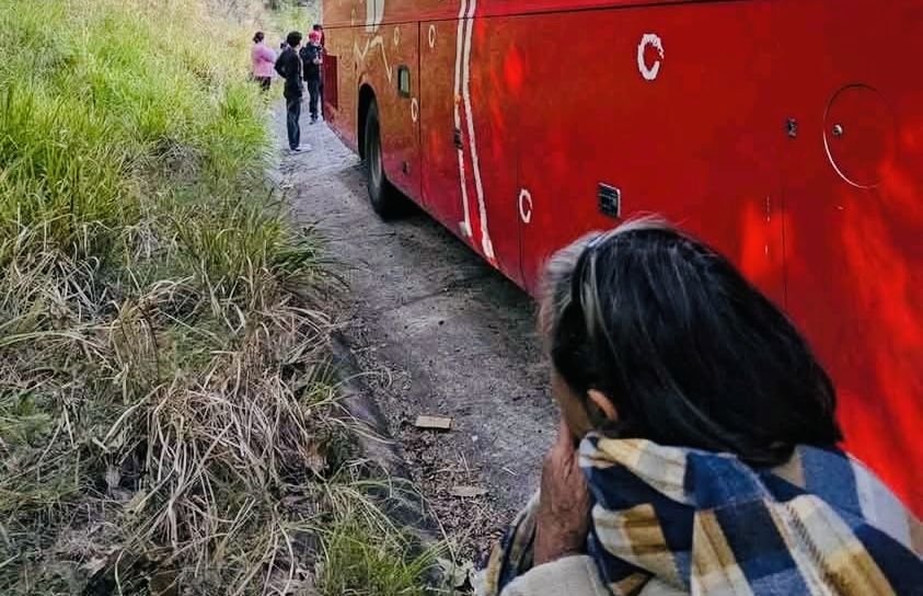 Pasajeros de ADO varados en carretera tras descompostura de autobús Oaxaca-Mérida en El Camarón Pasajeros de ADO varados en carretera tras descompostura de autobús Oaxaca-Mérida en El Camarón
