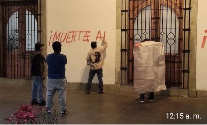 Venezolanos grafitean el Palacio de Gobierno en Oaxaca frente a la policía estatal que no hizo nada