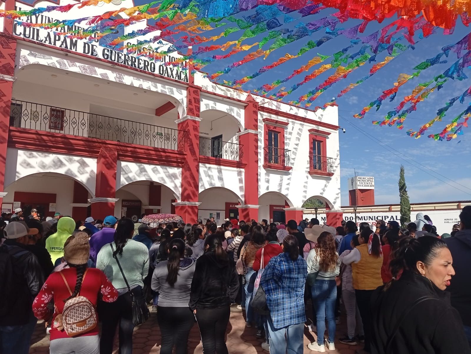 Habitantes toman indefinidamente el palacio municipal de Cuilápam de Guerrero, #Oaxaca, por incumplimientos educativosde alcaldesa