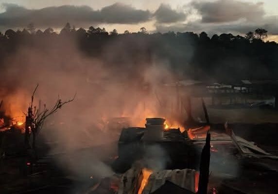 Incendian viviendas en San Pedro El Alto, #Oaxaca; denuncian violencia reiterada sin respuesta del gobierno de Oaxaca Incendian viviendas en San Pedro El Alto, #Oaxaca; denuncian violencia reiterada sin respuesta del gobierno de Oaxaca