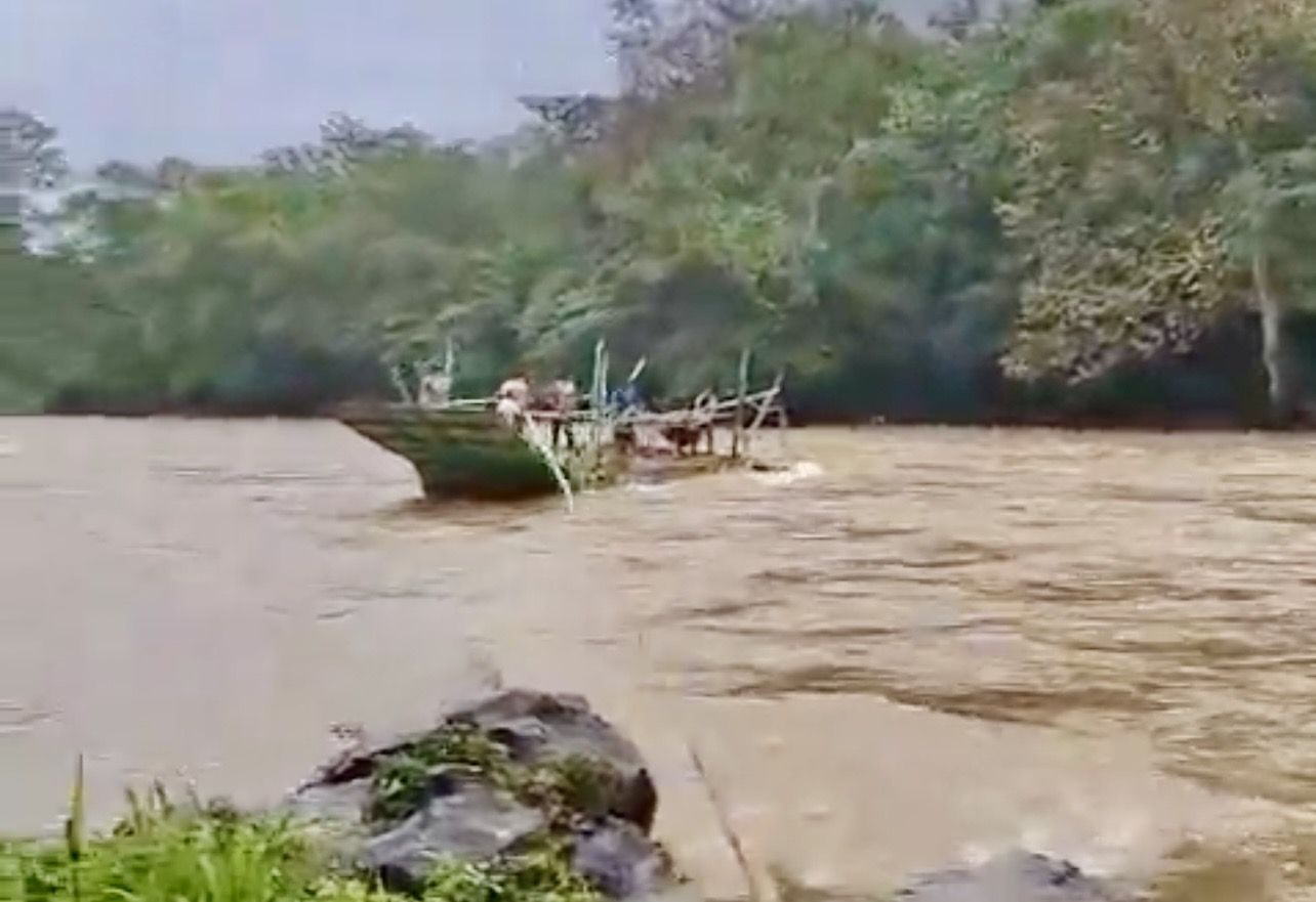 Ocho maestros indígenas de la CNTE sobreviven a naufragio en río de la Cuenca, en # Oaxaca, tras crecida repentina
