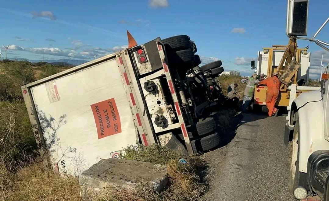 Al menos seis tráileres volcados por vientos de 120 km/h en el Istmo de Tehuantepec, #Oaxaca Al menos seis tráileres volcados por vientos de 120 km/h en el Istmo de Tehuantepec, #Oaxaca