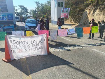 Trabajadores de Conafe bloquean carretera México 200 en Pinotepa: exigen mejoras laborales y apoyo económico