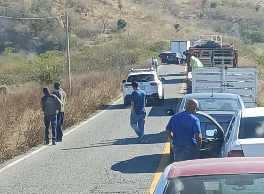 Bloqueo carretero en la Costera 200 a la altura de Morro Mazatán impide paso vehicular hacia Huatulco, en #Oaxaca