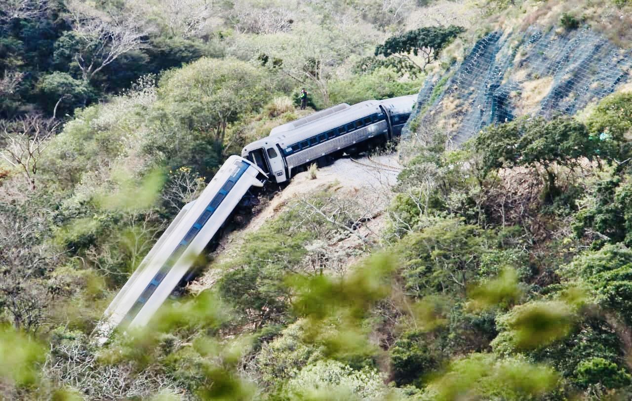 POLÍTICA EXPRÉS | * Propaganda oficialista convierte tragedia ferroviaria en relato conspirativo para encubrir negligencia y corrupción POLÍTICA EXPRÉS | * Propaganda oficialista convierte tragedia ferroviaria en relato conspirativo para encubrir negligencia y corrupción