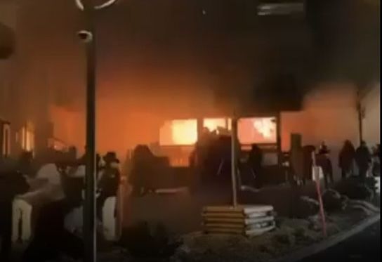Alrededor de 40 personas fallecen y aproximadamente 100 quedan heridas en incendio de bar en Suiza