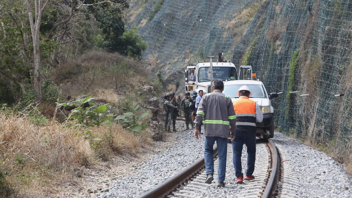 Personal de la FGR recupera y resguarda caja negra y amplía peritajes tras mortal accidente del Tren Interoceánico