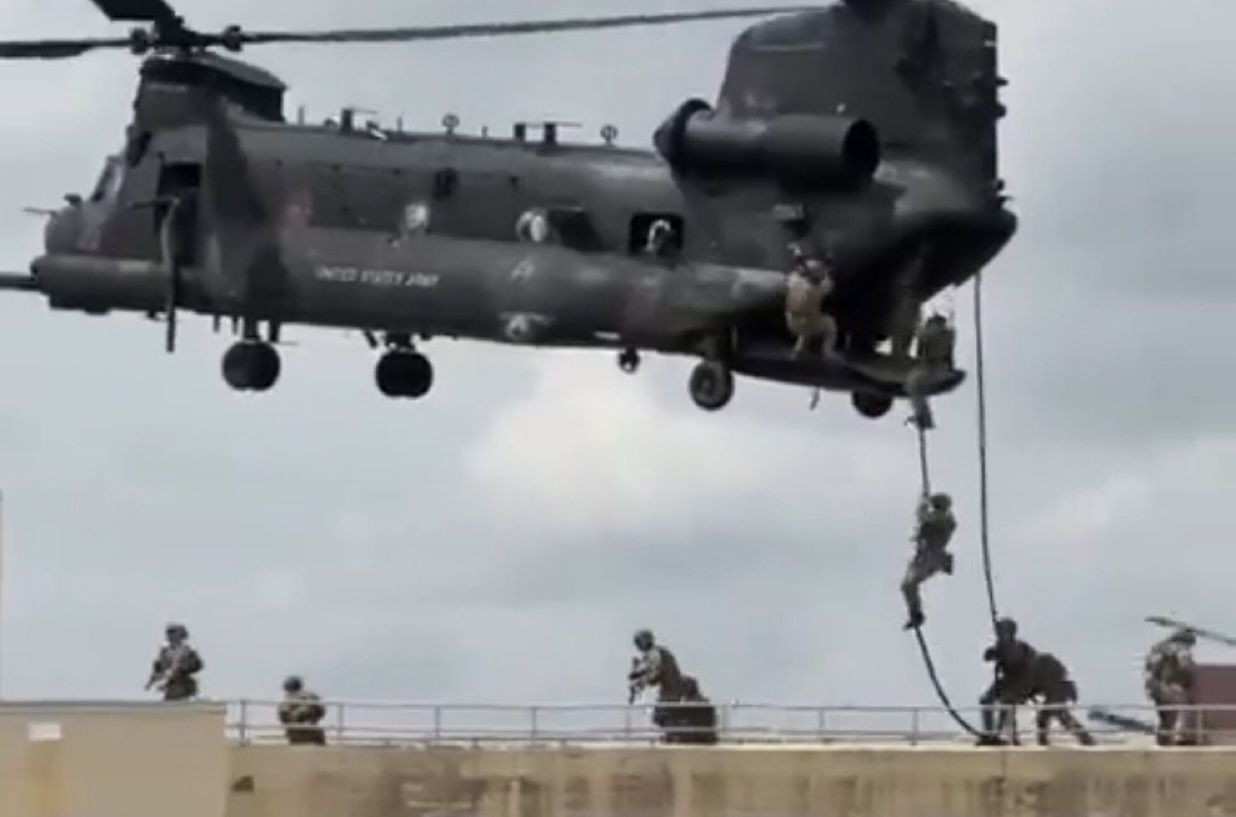 Tropas de fuerzas especiales de Estados Unidos descienden en Caracas durante operación militar de alto riesgo Tropas de fuerzas especiales de Estados Unidos descienden en Caracas durante operación militar de alto riesgo