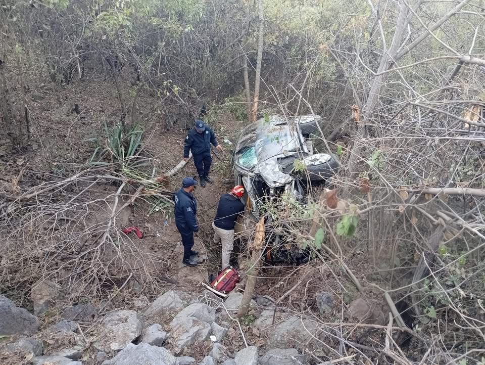 Alcalde de Santa María Huatulco, Julio Cárdenas, sobrevive a volcadura en barranco de 50 metros en Oaxaca