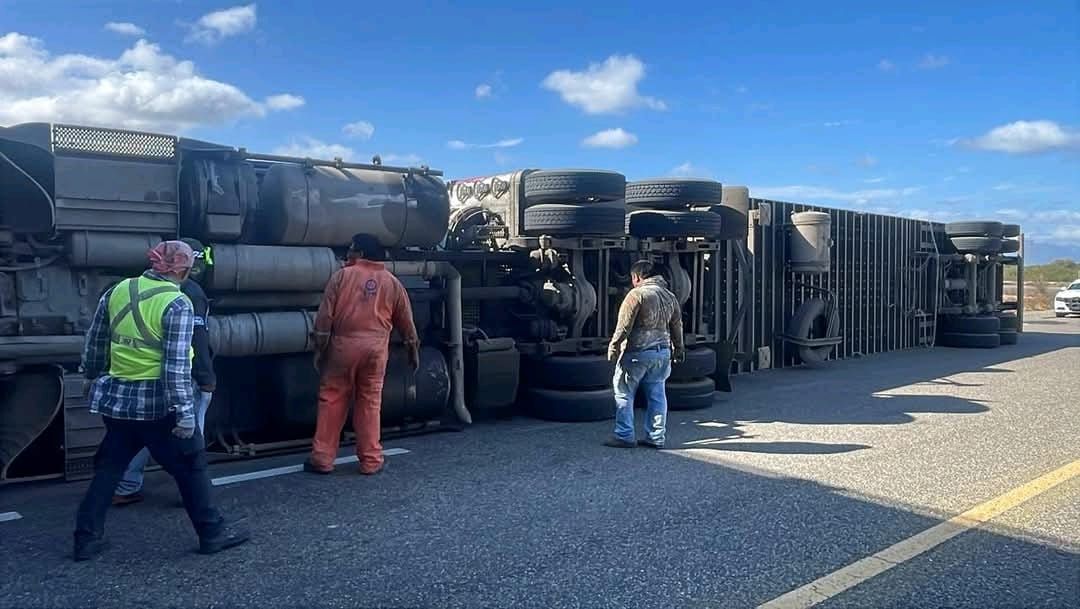 Intensas rachas de viento por frente frío 27 causan volcaduras de tráileres y caída de domo en La Venta, #Oaxaca