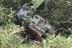 Tragedia vial en la Sierra de Flores Magón: dos muertos y diez heridos tras volcadura de camioneta