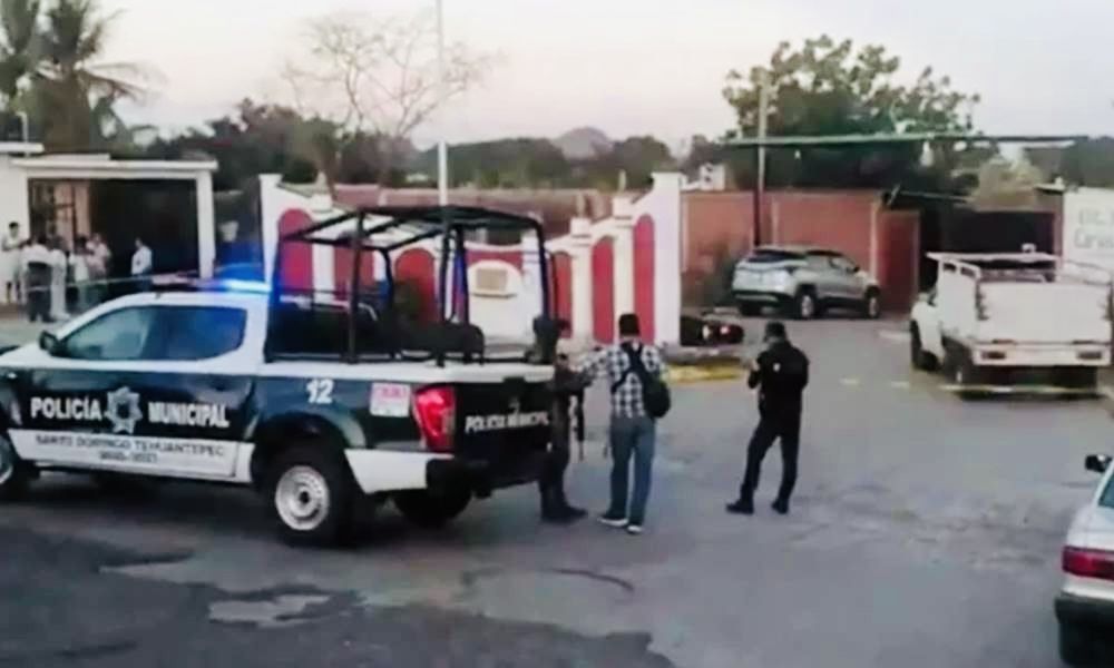 Acribillan a motociclista frente a primaria en Tehuantepec, #Oaxaca; sus atacantes lograron escapar, confirman autoridades