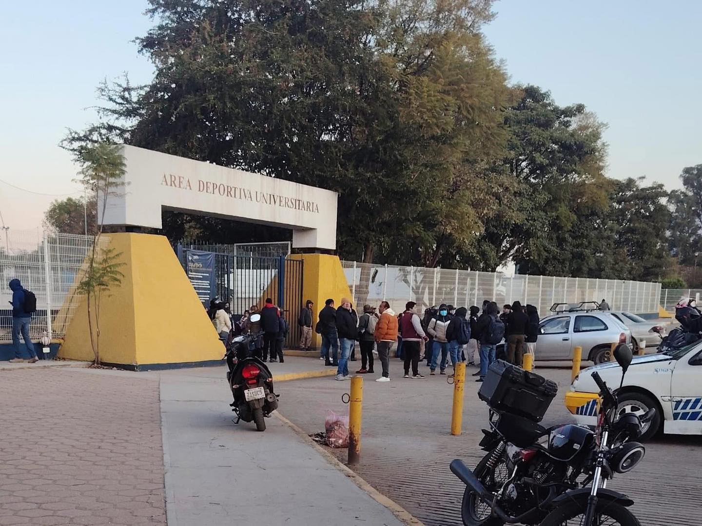 Integrantes del STEUABJO inician paro de 12 horas en UABJO exigiendo aumento salarial y revisión contractual este 16 de enero