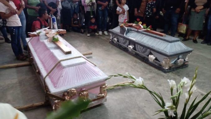 Sepultan a víctimas de accidente tras evento “Que siga la primavera”; deudos acusan abandono de diputada local
