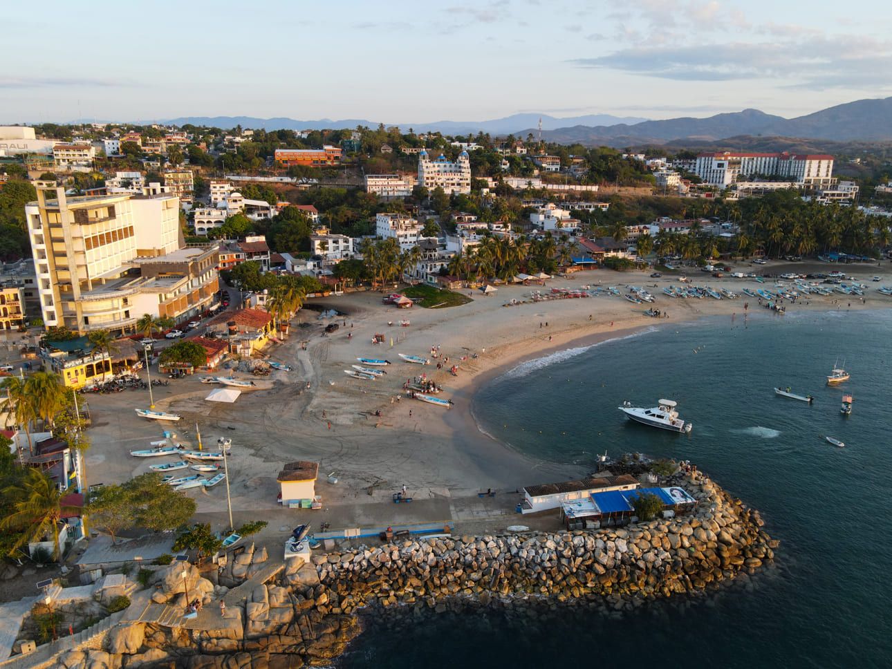 Puerto Escondido y comunidades de la Costa de Oaxaca sufren apagón masivo; incendio forestal, probable causa