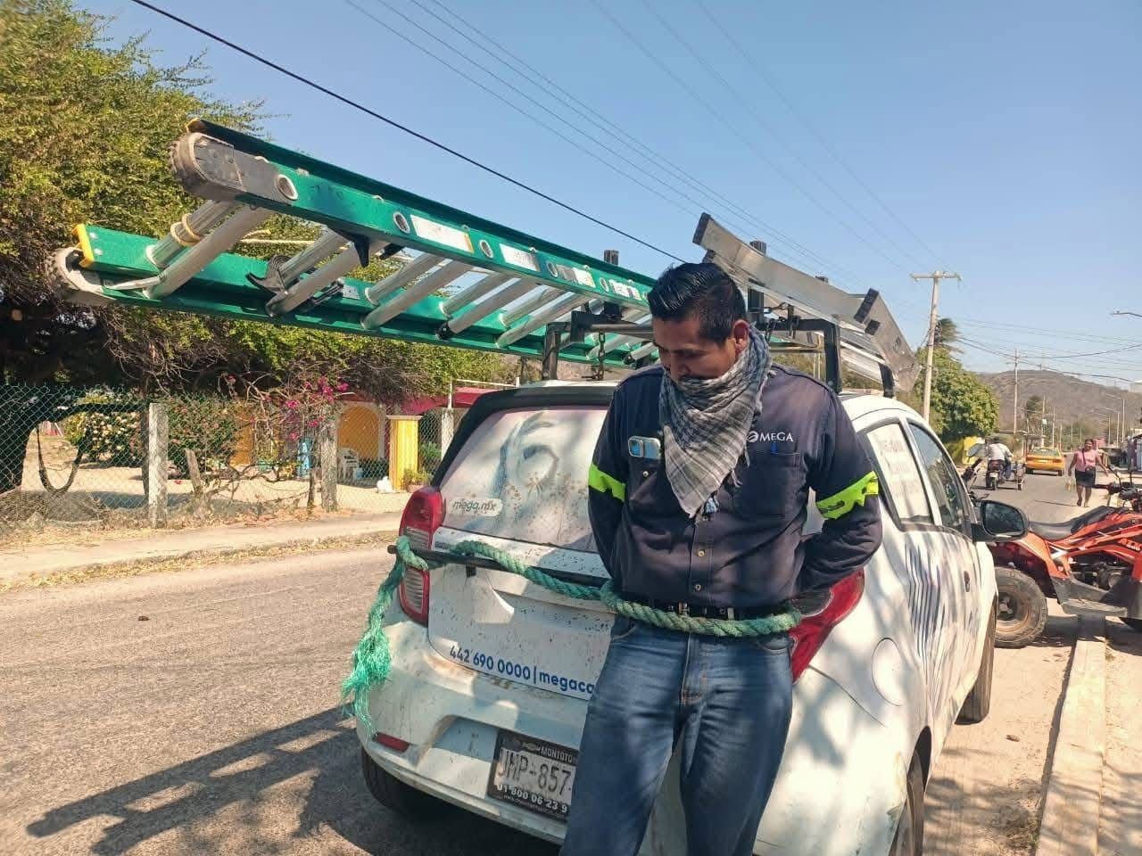 Pobladores de Salinas del Marqués, #Oaxaca, retienen y amarran a trabajadores de Mega Cable por ofrecer mal servicio