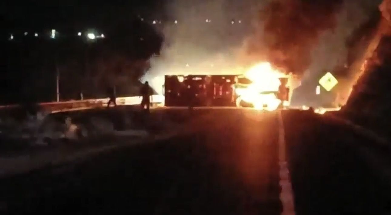 Volcadura de camión avícola cierra autopista Oaxaca–Cuacnopalan en ambos sentidos por el siniestro vial Volcadura de camión avícola cierra autopista Oaxaca–Cuacnopalan en ambos sentidos por el siniestro vial