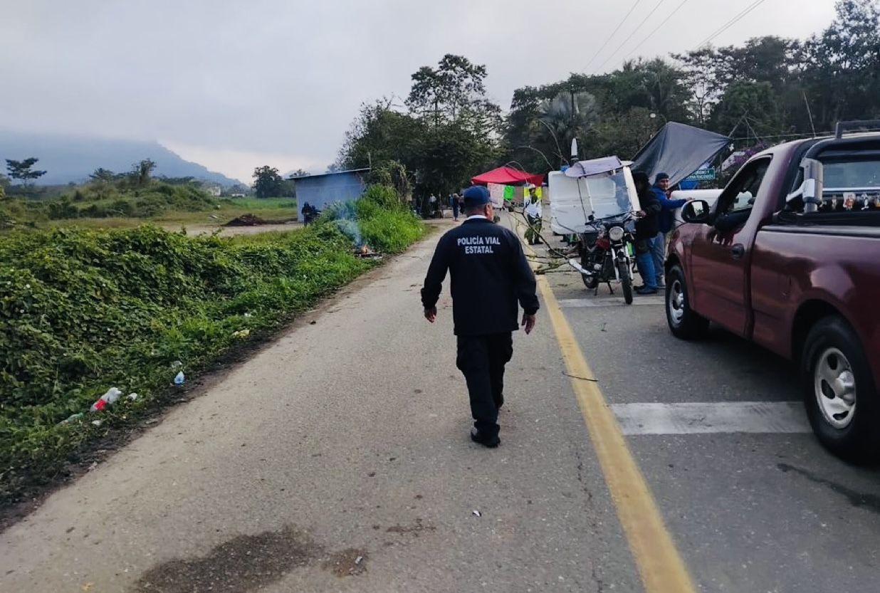 Reinstalan bloqueo en carretera 175 en La Boca, Vega del Sol; tránsito afectado entre #Oaxaca y Tuxtepec Reinstalan bloqueo en carretera 175 en La Boca, Vega del Sol; tránsito afectado entre #Oaxaca y Tuxtepec