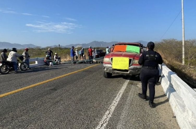 Por segundo día continúa bloqueo en la carretera federal 200, en el poblado de Morro Mazatán, #Oaxaca