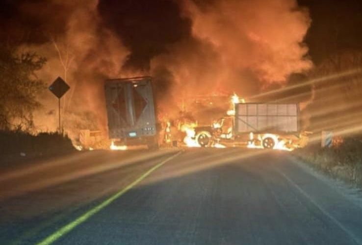 Madrugada de terror sacude a Jalisco con bloqueos enfrentamientos y vehículos incendiados en varios municipios