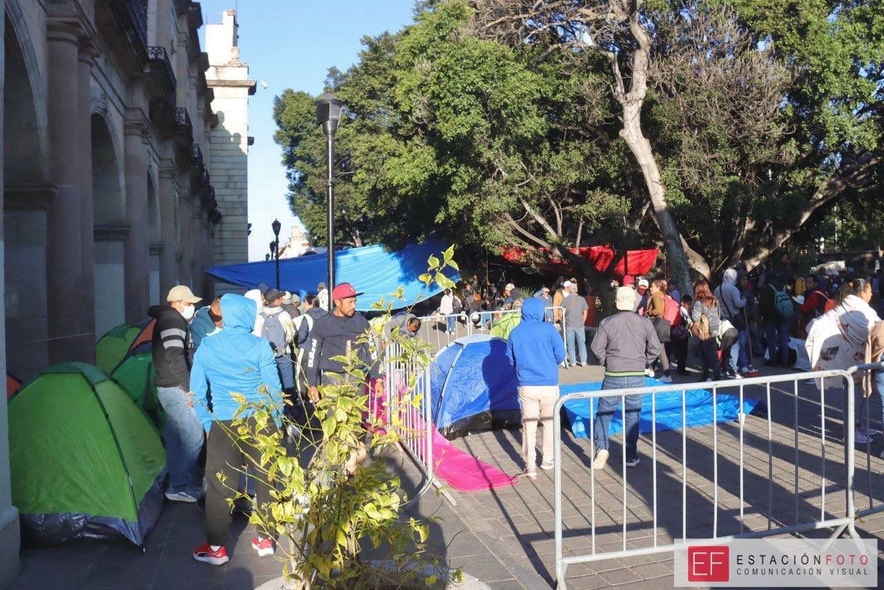 Maestros de Secundarias Técnicas de la Sección 22 toman el zócalo de #Oaxaca e inician paro indefinido por adeudos
