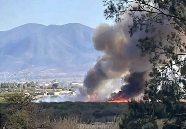 Fuerte incendio en Tlacolula de Matamoros, Oaxaca; Bomberos impiden llegada a viviendas en colonia 12 de Mayo