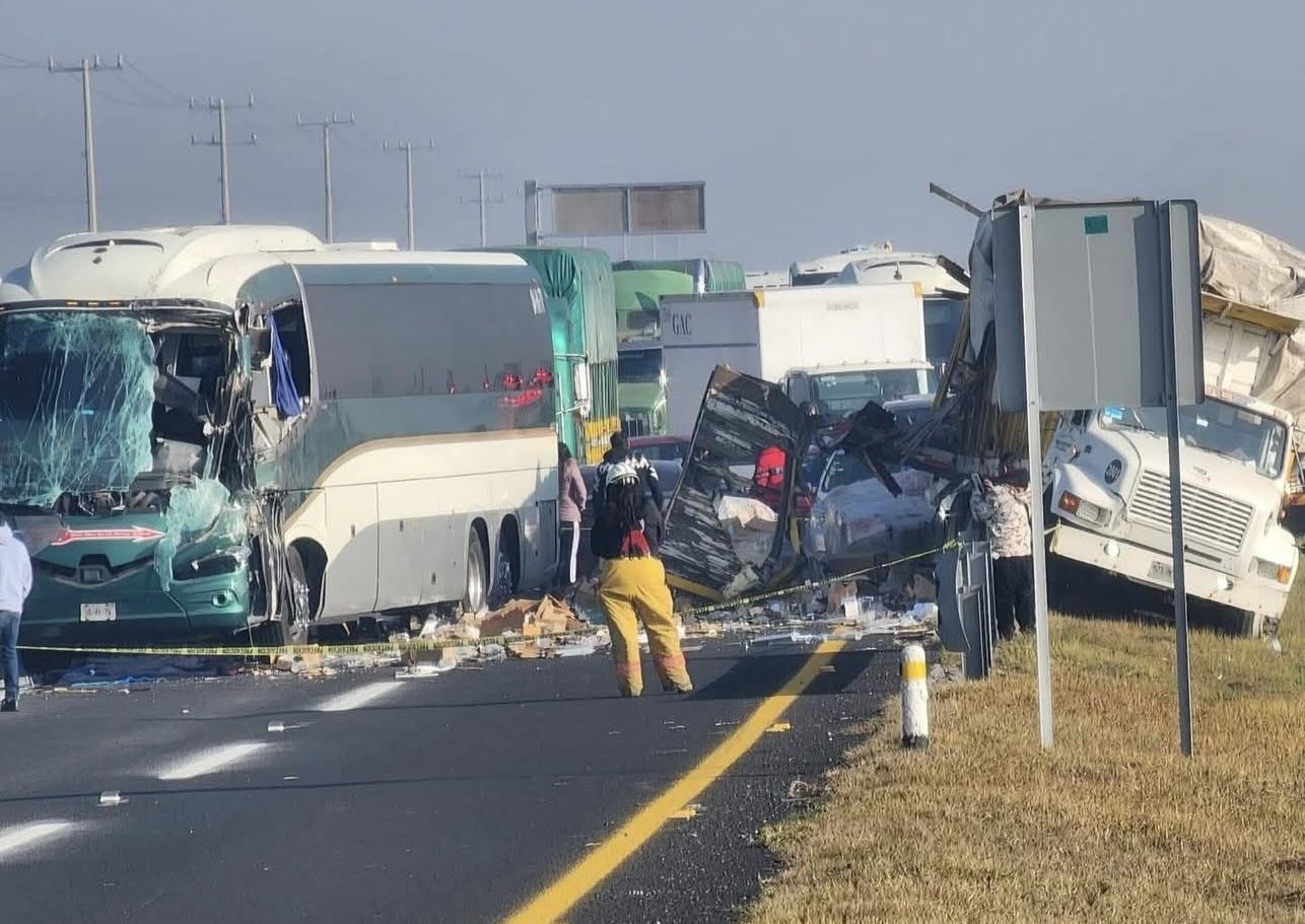 Trágica carambola múltiple por niebla en Libramiento Bicentenario de Edomex deja tres muertos y quince heridos