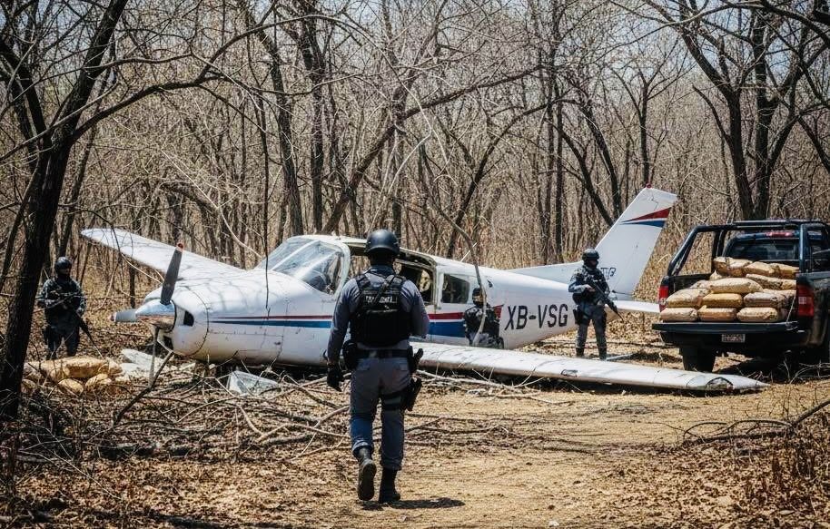 Fuerzas federales aseguran avioneta con presunta droga en Huamúchil, San Dionisio del Mar, en el Istmo de #Oaxaca