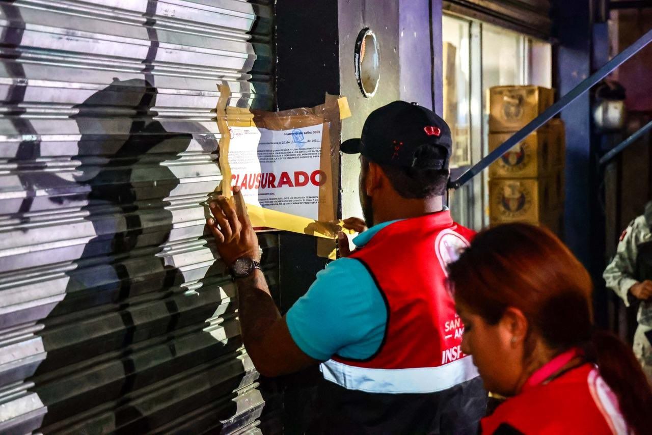 Detienen a dos por corrupción de menores tras hallar adolescentes consumiendo alcohol en bar de #Oaxaca