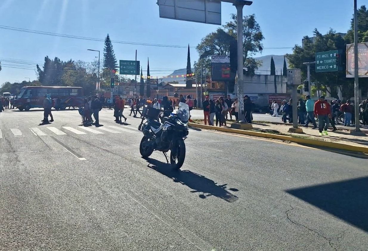 Profesores de Educación Física de la Sección 22 bloquean por segundo día el crucero del Monumento a Juárez en San Sebastián Tutla, #Oaxaca Profesores de Educación Física de la Sección 22 bloquean por segundo día el crucero del Monumento a Juárez en San Sebastián Tutla, #Oaxaca