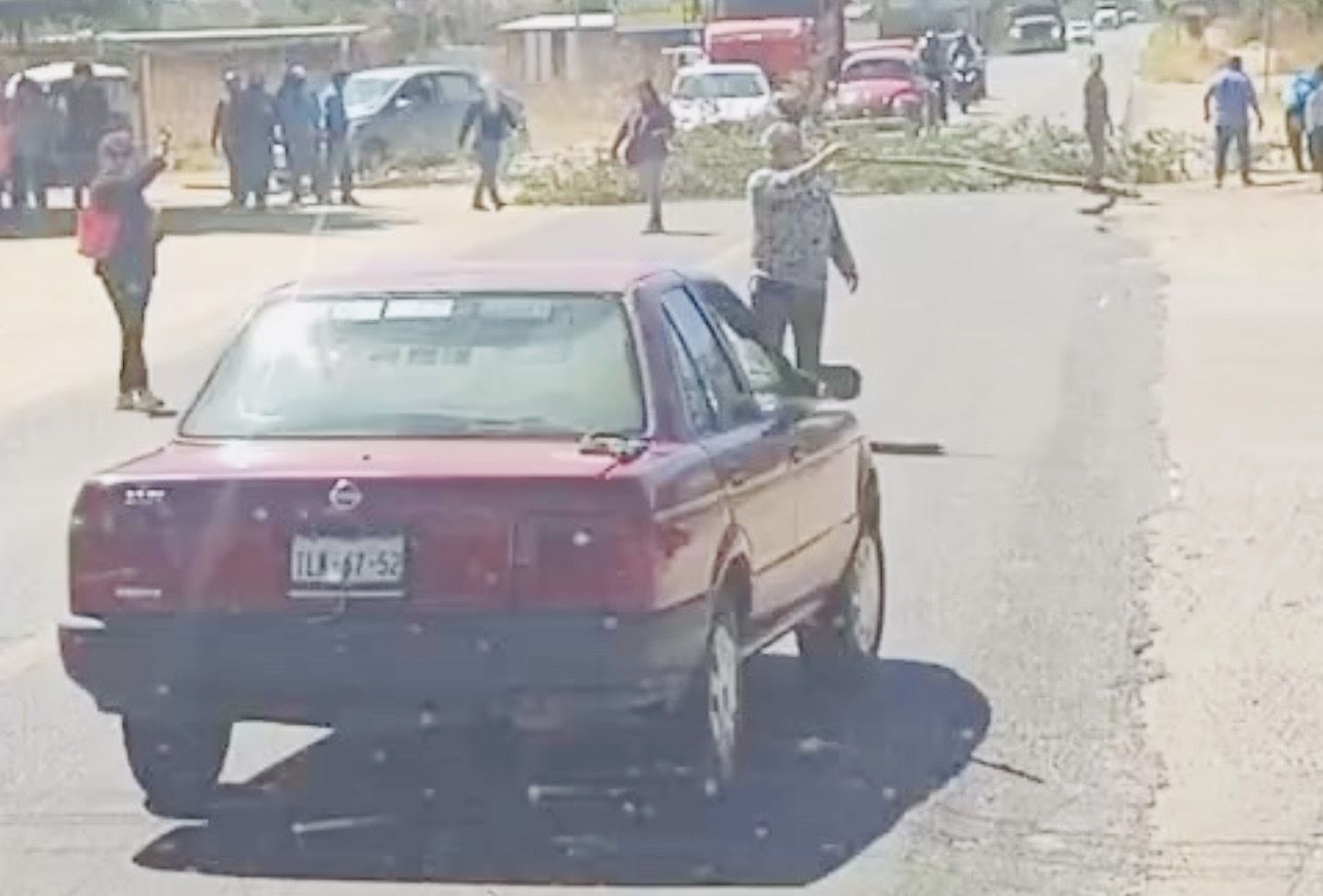 Pobladores de Santa Catarina Quiané bloquean carretera federal 175 en protesta por retención de vehículos por Semovi Pobladores de Santa Catarina Quiané bloquean carretera federal 175 en protesta por retención de vehículos por Semovi