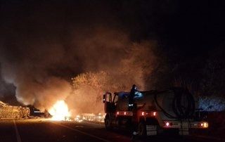 Fuerte choque entre tres vehículos en la supercarretera Oaxaca-Puerto Escondido deja 4 herida, reporta GN