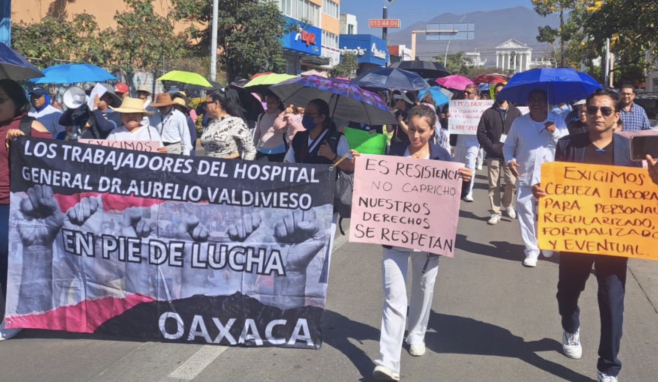Protesta de trabajadores del Hospital Civil de Oaxaca de Juárez por falta de medicamentos e insumos